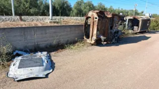 Due auto bruciate trovate vicino ai binari, una risulterebbe rubata: nuovo intervento del Collettivo Falanto