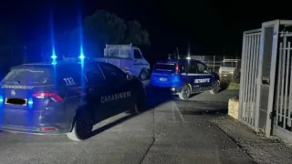 Assalto notturno a un’azienda florovivaistica: ladri in fuga, abbandonati due camion rubati