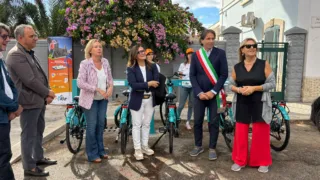Inaugurata la ciclostazione in piazza Europa: arrivano le biciclette elettriche condivise